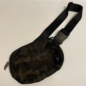 Lululemon Everywhere Belt Bag (Dark Green Camo)